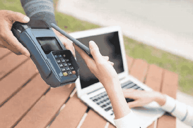 ПриватБанк першим в Україні підключив платіжну систему Apple Pay ПриватБанк першим в Україні підключив платіжну систему Apple Pay